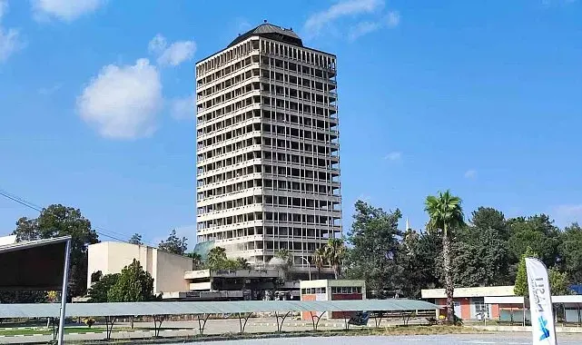 Adana'da depremde hasar gören 16 katlı Çukobirlik binası dinamitle yıkıldı