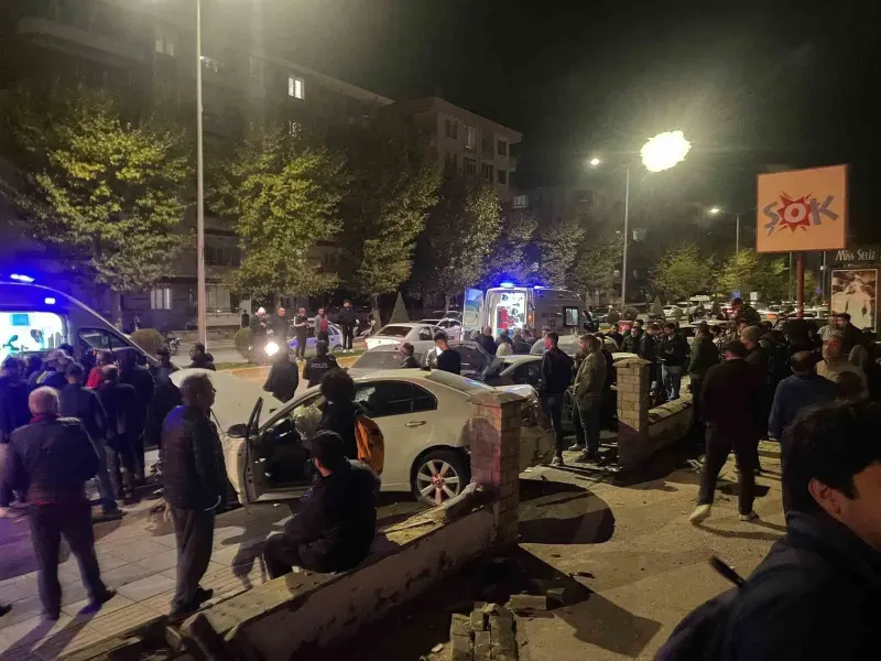 Çorum'da İki Otomobil Çarpıştı: Dört Yaralı
