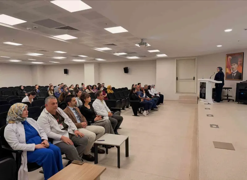 Mengücek Gazi EAH'de Sağlık Personeline Yoğun Bakım Eğitimi