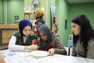 Erzincan'da Gençler Ve Yaşlılar Seramik Boyama Etkinliğinde Buluştu
