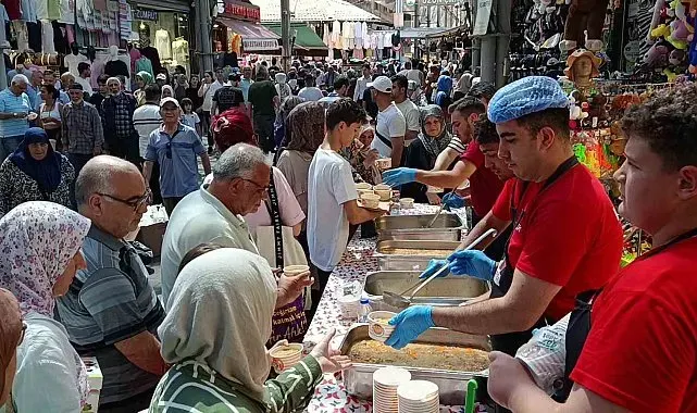 Bursa'da 30 yıllık gelenek...Tuzpazarı esnafı 5 bin kişiye aşure ikram etti