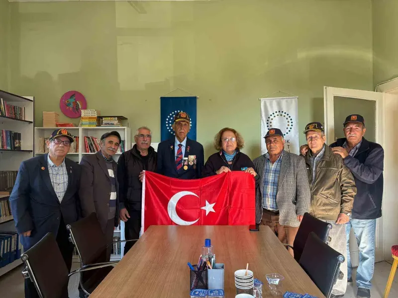 Ayvalık Gazilerinden Kent Konseyi Başkanı Füsun Atay'a Anlamlı Bayrak Hediyesi
