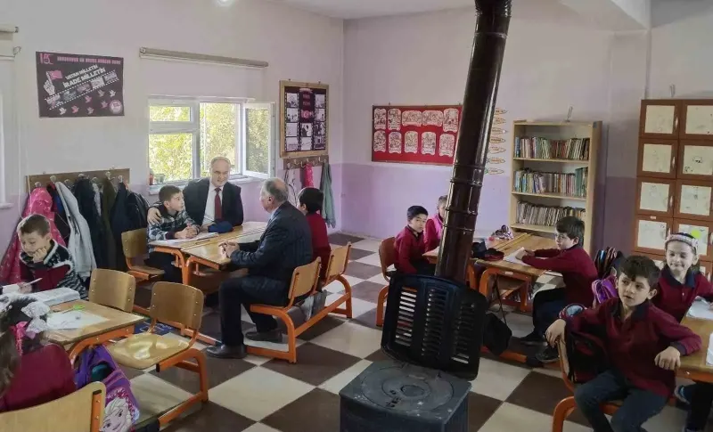 Aslanapa Kaymakamı İsmail Tosun Okul Ziyaretlerinde Öğrencilerle Buluştu