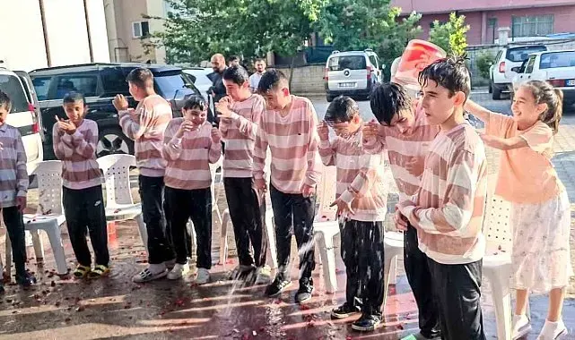 Eğitimlerini tamamlayan hafızlar gül yaprakları ve suyuyla ıslatıldı