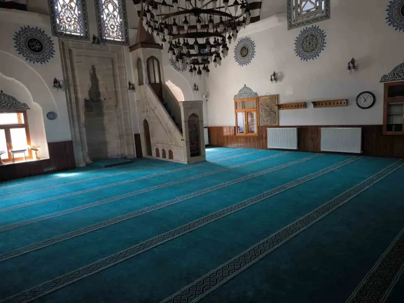 Sivas'ta Tarihi Camiye Vakıf Elİ Değdİ: Halılar Yenİlendİ