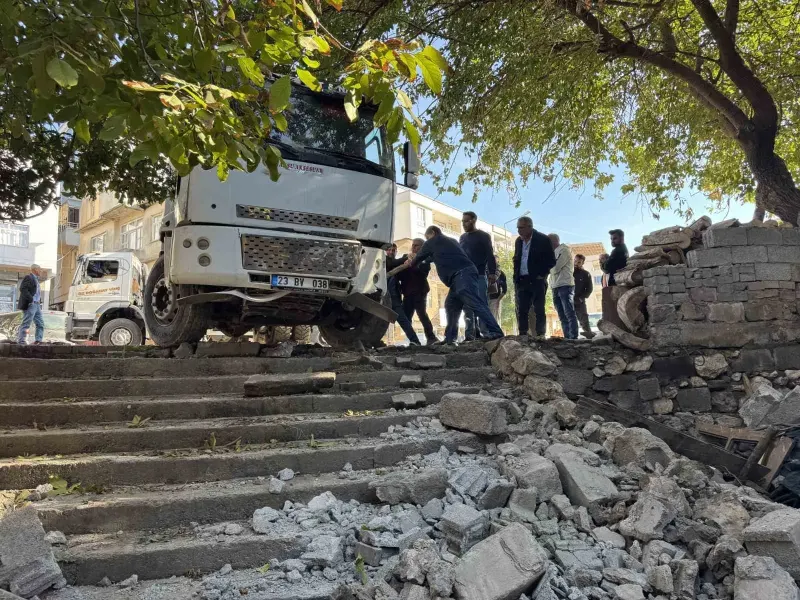 Diyarbakır'da Park Halindeki Kamyonun Freni Boşaldı, Evin Duvarına Çarptı