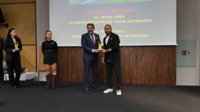Eskişehir de Düzenlenen Gecede Hasan Kalın a Ödül Verildi
