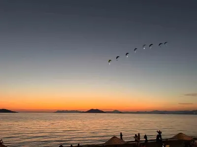 Fethiye Ölüdeniz Hava Oyunlarında Led Işıklı Paraşüt Şöleni