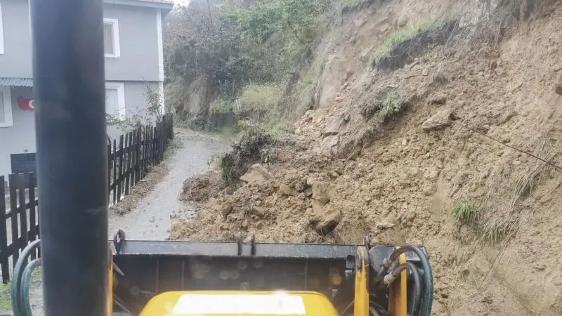 Akçakoca Yeşilköy'de Toprak Kayması Sonrası Yol Güvenliği Sağlandı