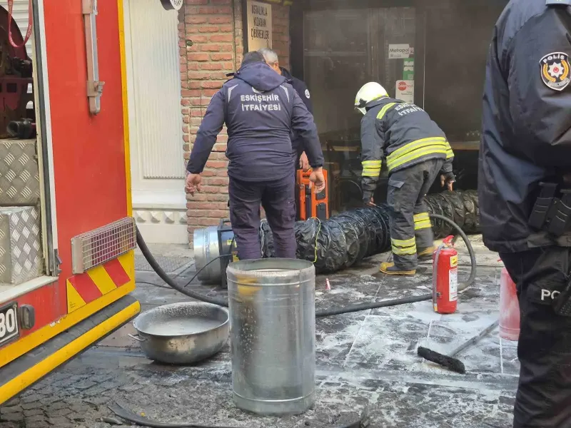 Eskişehir'de Çiğ Börek Dükkanında Korkutan Yangın