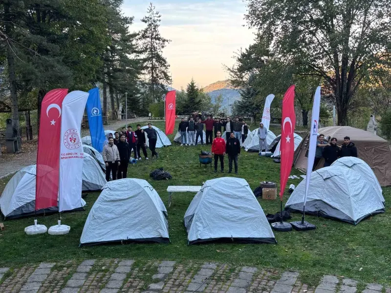 Üniversiteli Gençler Samandere Şelalesi’nde Kamp Kurdu