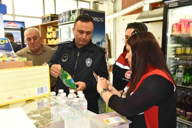 Menemen'de Okul Kantinlerine Zabıta Tarafından Sıkı Denetim