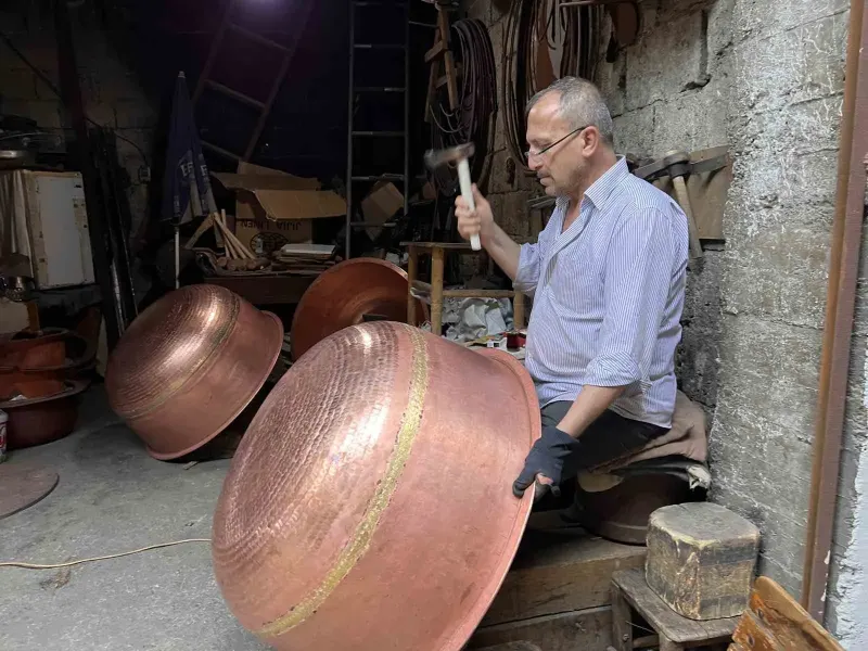 Kahramanmaraşlı Bakır Ustası Yarım Asra Yakındır Çekiç Sallıyor