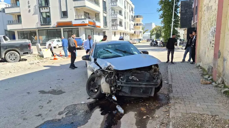 Adıyaman'da Otomobil İle Kamyonet Çarpıştı: 1'i Ağır 2 Yaralı
