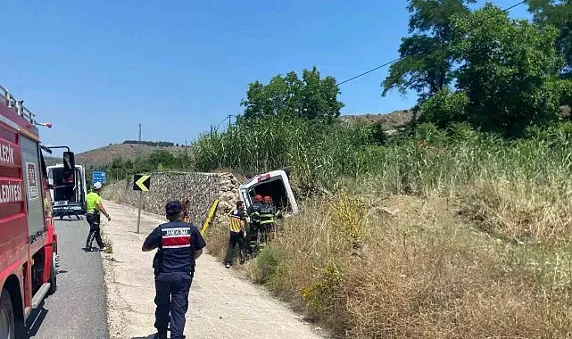 İstinat duvarına çarpan hafif ticari araç yan yattı: 1 yaralı