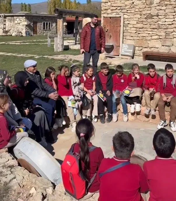 Bayburt'taki Ödüllü Müzede Öğrenciler Tandır Başında Türkü Söyledi