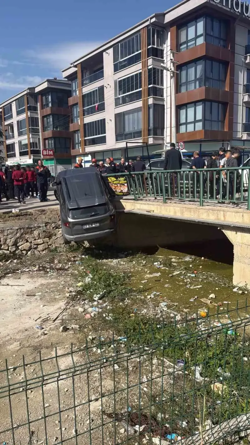 Afyonkarahisar’da Üç Aracın Karıştığı Kazada Otomobil Dereye Uçtu