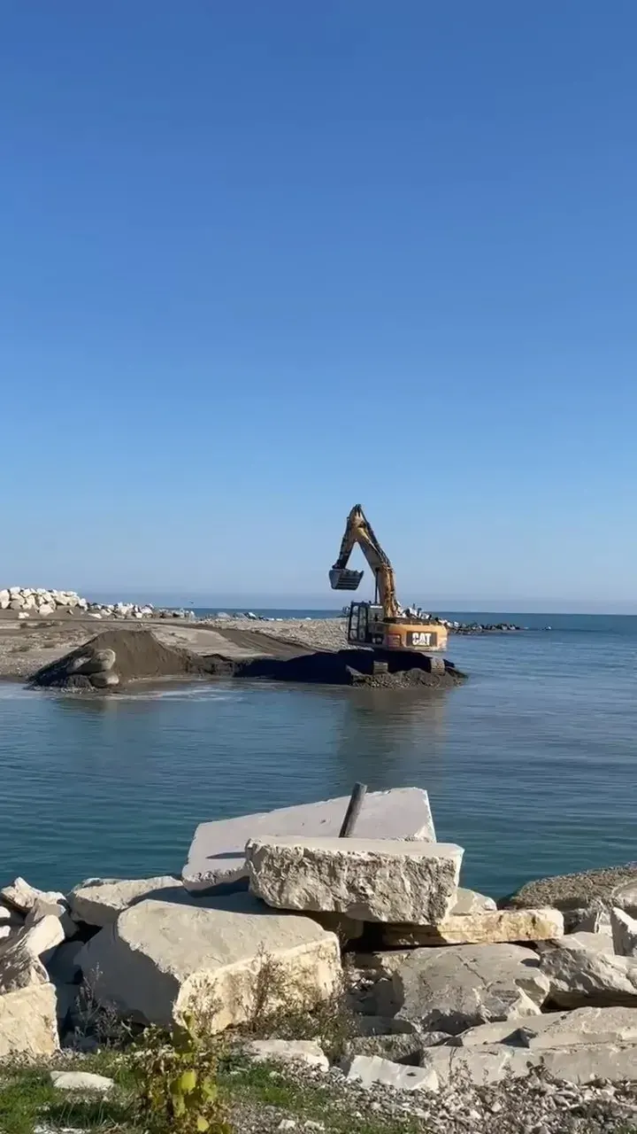 Sinop’ta Dalgalarla Zarar Gören Balıkçı Barınağında Temizlik Başlatıldı