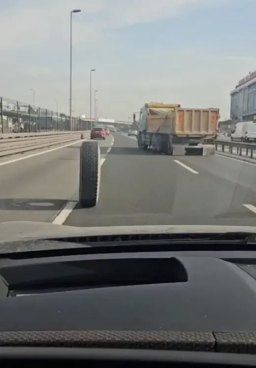 İstanbul E-5 Kara Yolunda Seyir Halindeki Kamyonun Tekerlekleri Yerinden Çıktı