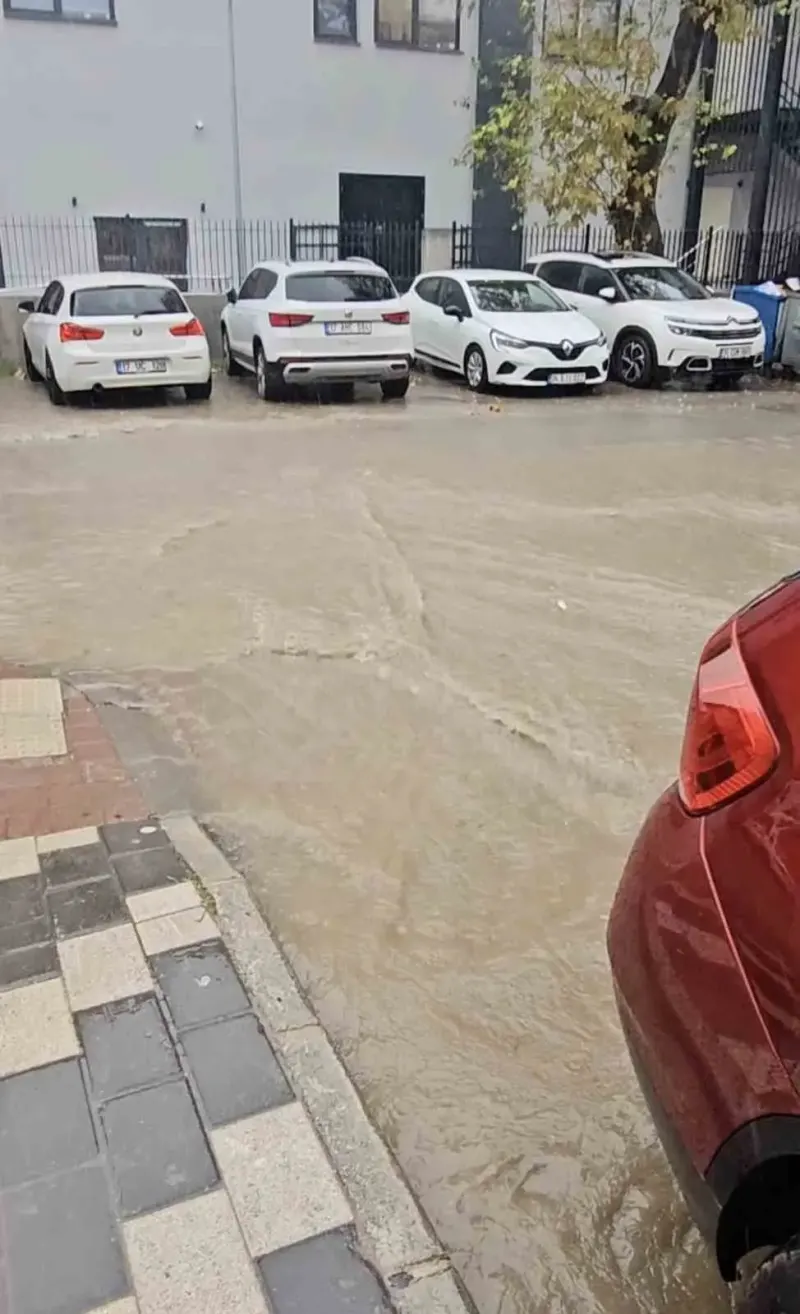 Çanakkale’de Şiddetli Sağanak Yağış Hayatı Olumsuz Etkiledi