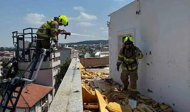 Susurluk'ta bir binanın çatısında çıkan yangın söndürüldü