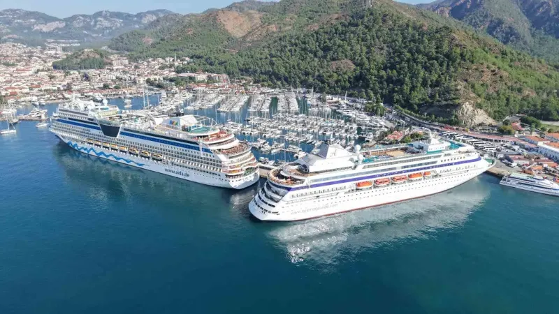 Muğla Marmaris Limanı'na İki Büyük Kruvaziyer Demir Attı