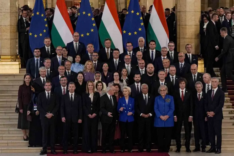 Cevdet Yılmaz Budapeşte Kutlamalarında Liderlerle Aile Fotoğrafı Çektirdi