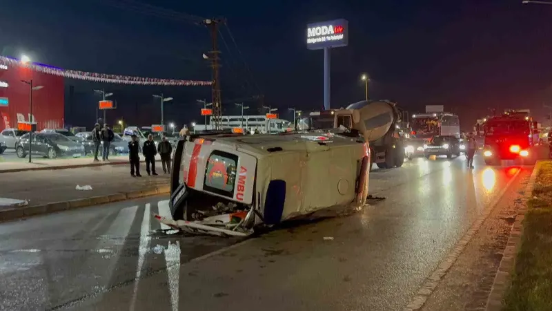 Çorum'da Otomobil İle Ambulans Çarpıştı: 6 Kişi Yaralandı