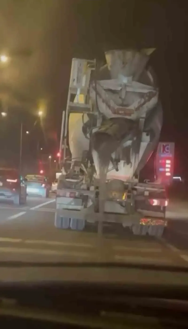 Elazığ'da Yola Harç Döken Beton Mikseri Kamerada