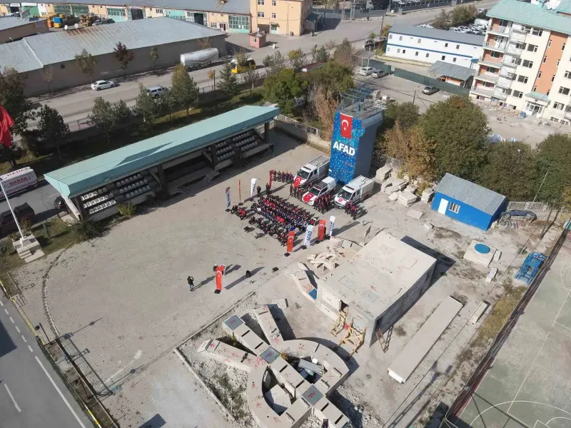 Van Depreminin Yıl Dönümünde Hayatını Kaybedenler Anıldı