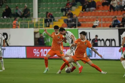 Süper Lig Mücadelesinde Kocaelispor Alanyaspor Deplasmanında İlk Yarıyı Önde Kapattı