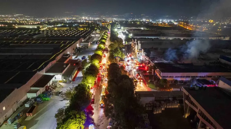 Manisa Organize Sanayi Bölgesindeki Fabrika Yangını Söndürüldü