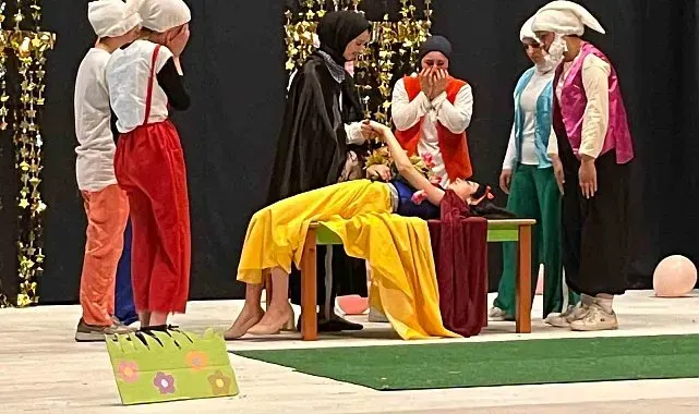 Hınıs'ta masallar sahneye taşındı: Genç kızların emeği ayakta alkışlandı