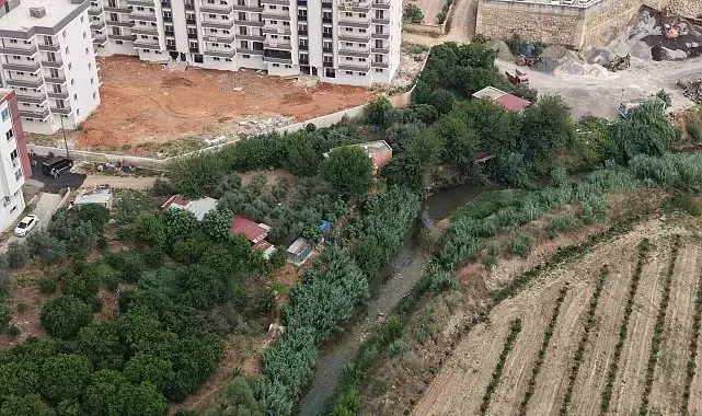 Kanalizasyonu akarsuya bağladılar, mahalle sakinleri sokağa çıkamıyor