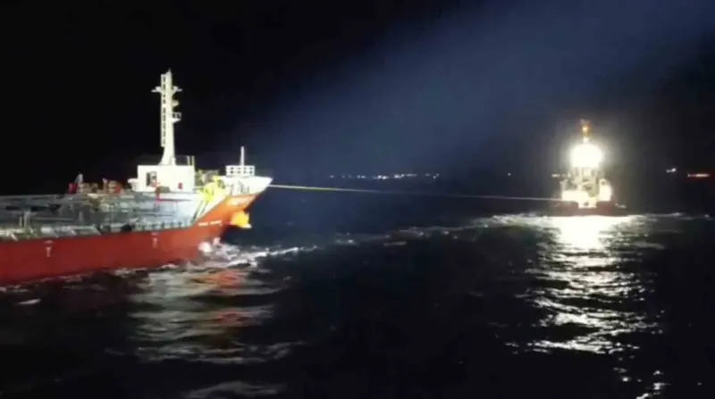 Çanakkale Boğazı'nda Arıza Yapan Kimyasal Tanker Güvenle Demirletildi