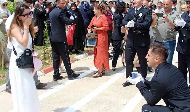 Polis yemin töreninin ardından sürpriz evlilik teklifi