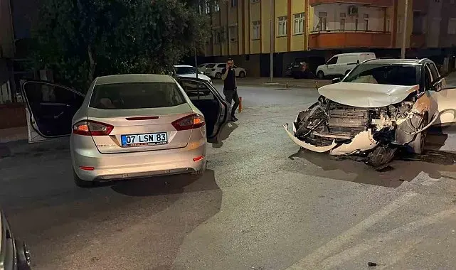 Manavgat'ta otomobiller çarpıştı: 4 yaralı