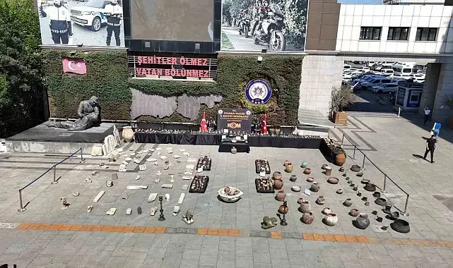 Beykoz'da ele geçirilen 10 bini aşkın eser ve sikkeler emniyette sergilendi