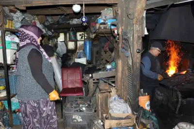 Yarım Asırlık Demir Ustası Eşiyle Birlikte Tarihi Mesleği Yaşatıyor