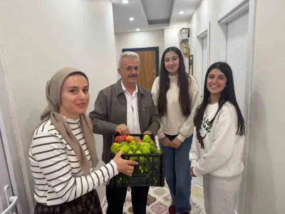 Batman Sason’da Kütüphane Bahçesinde Yetişen Sebzeler İhtiyaç Sahiplerine Verildi
