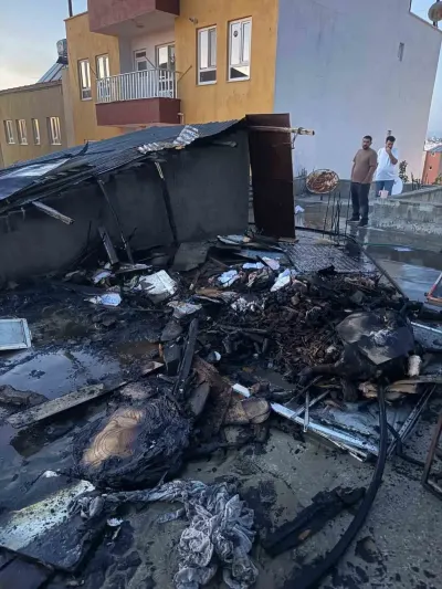 Adiyaman'da Uc Katli Binanin Catisinda Korkutan Yangin