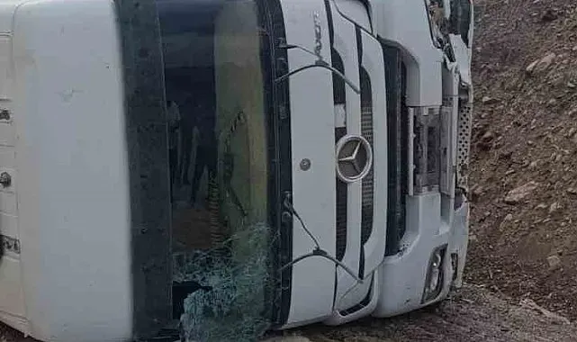 Osmaniye'de kontrolden çıkan tır yamaca çarptı: 1 yaralı