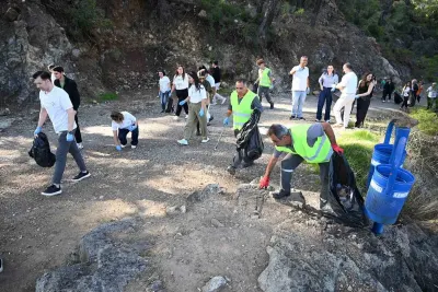 Kemer Belediyesi Çalış Tepesi'nde Çevre Temizliği Gerçekleştirdi