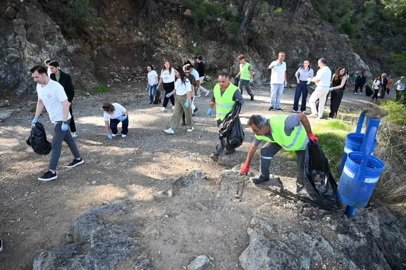 Kemer Belediyesi Çalış Tepesi'nde Çevre Temizliği Gerçekleştirdi