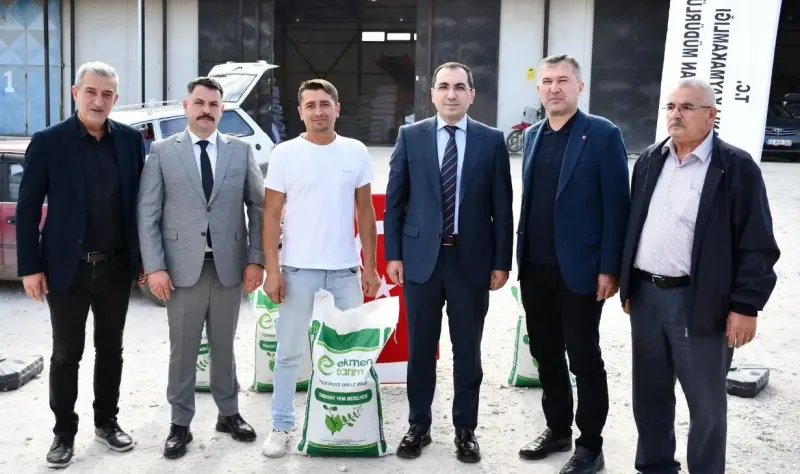 Kütahya'da Çiftçilere Binlerce Kilogram Yem Bezelyesi Tohumu Hibe Edildi