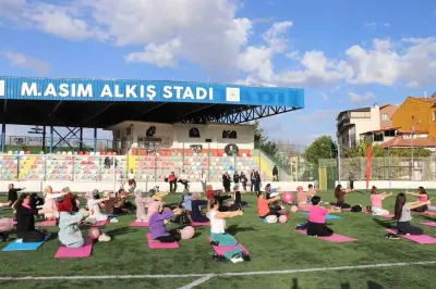 Kütahya'da Pembe Pilates Etkinliğiyle Meme Kanserinde Erken Tanıya Dikkat Çekildi