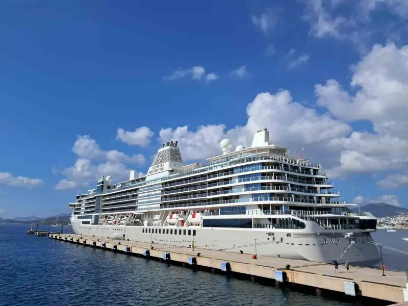 Bodrum Limanı'na Bahamalar Bayraklı Kruvaziyerle Yüzlerce Turist Geldi