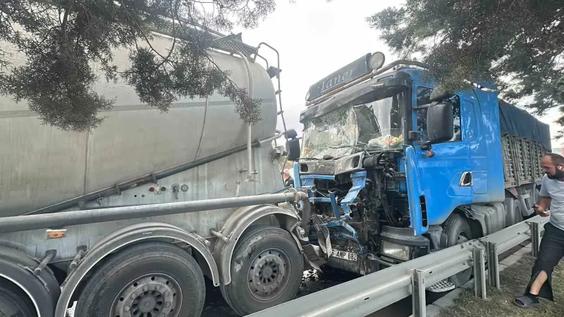 Samsun'da Üç Aracın Karıştığı Zincirleme Kazada Sürücü Yaralandı