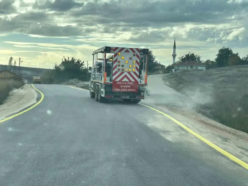 Bolu'da Köy Yollarında Ulaşım Güvenliğini Artıran Geniş Çaplı Çalışmalar Devam Ediyor