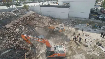 Pursaklar'da Kontrollü Yıkım Sırasında Kepçe Moloz Altında Kaldı